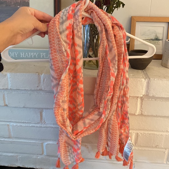 Forever 21 Pink Gray Aztec Fringe Tassels Summer Scarf Lightweight One Size - Picture 3 of 5